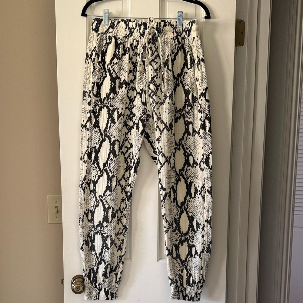 Women's Snake Print Jogger Pants - Black & White